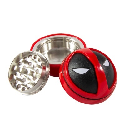 Moedor de ervas vermelho e preto com olhos de Deadpool aberto