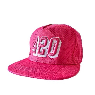 Boné rosa com números 420 bordados