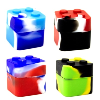 Quatro caixas de silicone coloridas tipo bloco de construção em vermelho, azul, verde, amarelo, preto e branco.