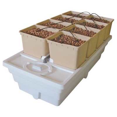 Kit de cultivo hidropónico com vasos quadrados e base branca.