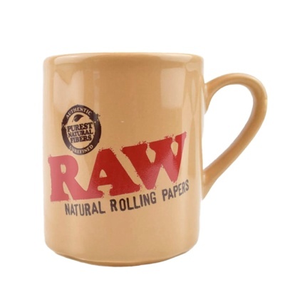 Caneca castanha clara com texto RAW e selo Authentic Purest Natural Fibers