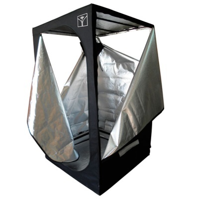 Tenda de cultivo preta com interior prateado e tecidos prateados semicerrados nas laterais