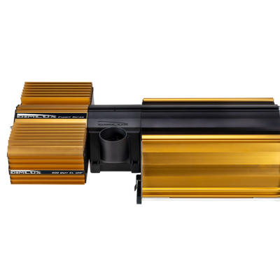 Amplificador automóvel dourado e preto com texto 'SOUND TUNE' e 'CLASS A 3 CHANNEL'