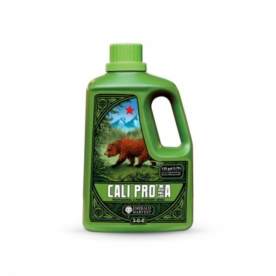 Frasco verde de herbicida CALI PRO 2A com imagem de urso e floresta