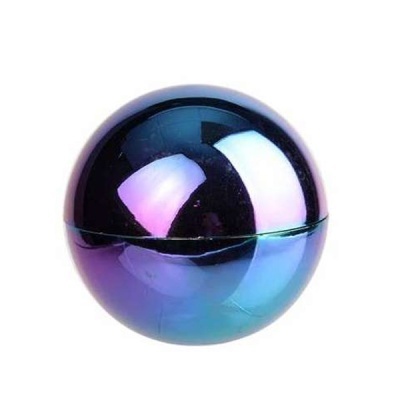 Esfera metálica iridescente azul e roxa, refletora, sobre fundo branco