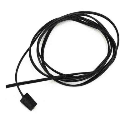 Cabo preto fino com conector quadrado sobre fundo branco