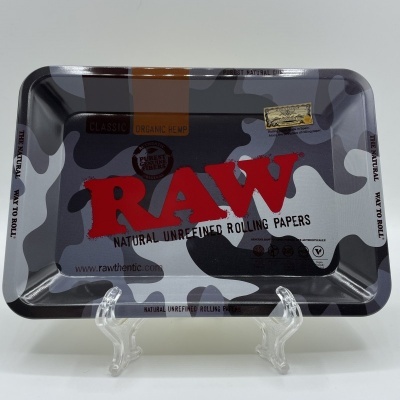 Tabuleiro RAW com padrão de camuflagem e texto vermelho e preto