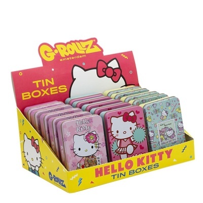 Caixas de lata Hello Kitty coloridas numa exposição com texto G-ROLLZ e TIN BOXES
