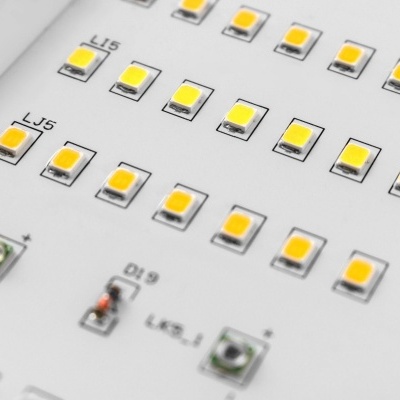 Placa eletrónica branca com LEDs amarelos e componentes eletrónicos