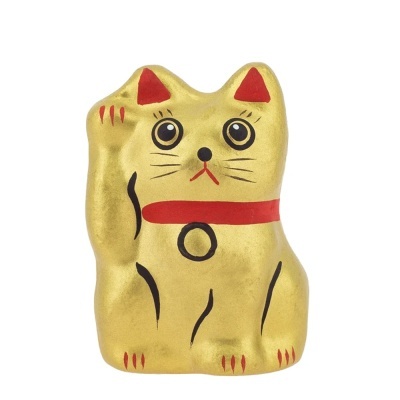 Figura Maneki-neko dourada com detalhes em preto e vermelho