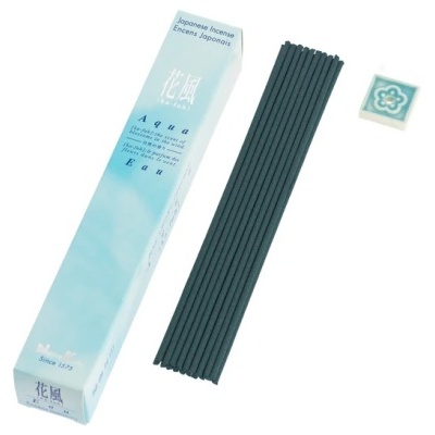 Caixa azul clara de incenso japonês Aqua com varetas escuras e suporte cerâmico azul claro com padrão floral.