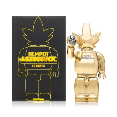 Bong dourado em forma de figura de brinquedo com caixa preta e amarelo.