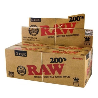 Pacote de papel de enrolar RAW Classic king size slim em cartão castanho com texto vermelho e preto.