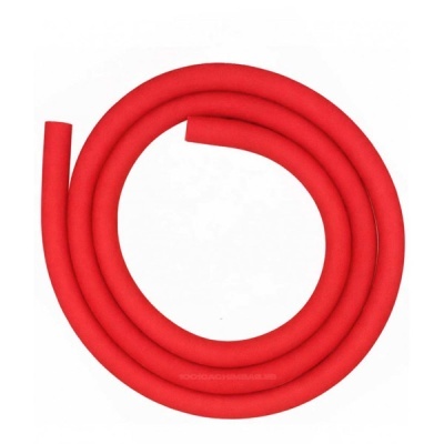 Tubo flexível vermelho enrolado sobre fundo branco
