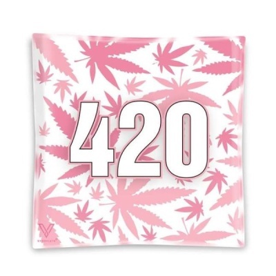 Prato quadrado decorativo com padrão de folhas rosas e número 420 no centro