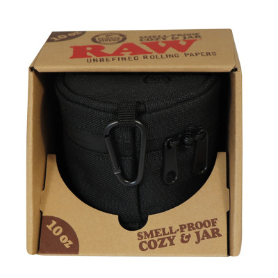 Estojo preto em tecido dentro de caixa de cartão RAW com texto smel-proof cozy & jar