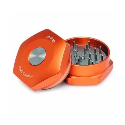 Triturador de ervas em metal laranja com pinos prateados e texto Quick Grinder