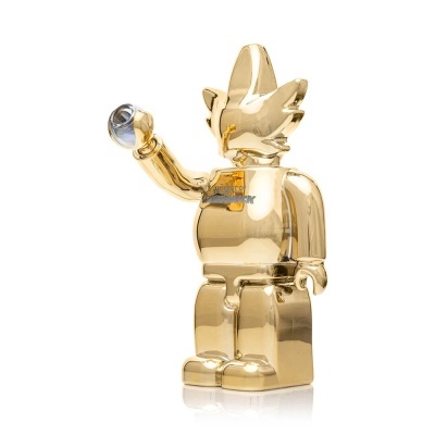 Figura estilo Lego dourada com mão levantada e esfera transparente