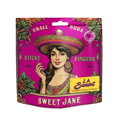 Embalagem rosa com ilustração de mulher e texto promocional