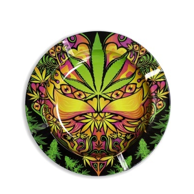 Prato redondo com padrão psicadélico e folha de cannabis verde