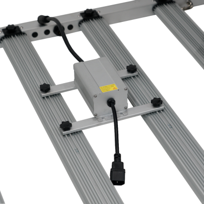Estrutura metálica com componente elétrico central e cabo preto
