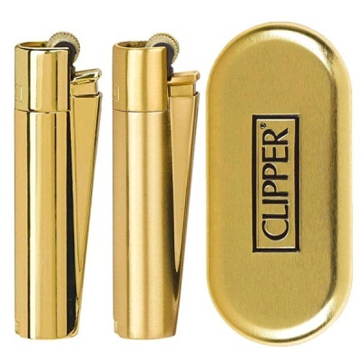 Dois isqueiros metálicos dourados e estojo metálico dourado com a marca CLIPPER