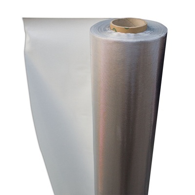 Rolo de tela metálica prateada com malha fina