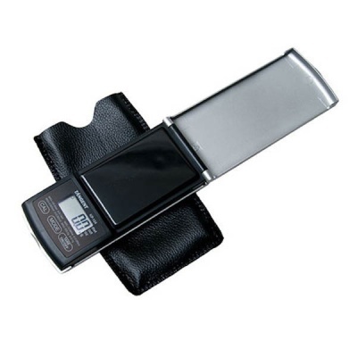 Balança digital portátil TANITA KD-187 com visor digital aberta