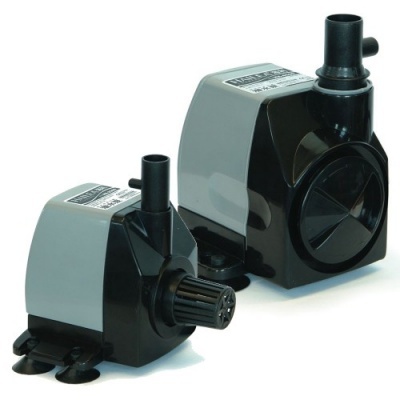 Bombas de água cinza e preta sobre fundo branco