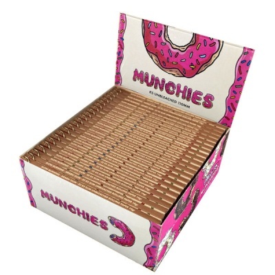 Expositor com pacotes de papel branco para enrolar MUNCHIES KS UNBLEACHED 110MM decorado com desenhos de donuts
