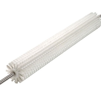 Rolo de escova cilíndrico branco com cerdas sintéticas e eixo metálico.