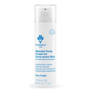 Frasco branco com creme para pele com acne e texto azul