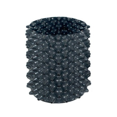 vaso preto de plástico com textura espiral e múltiplos bicos
