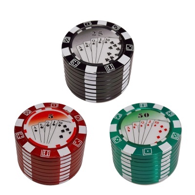 Fichas de poker em três cores com cartas e valores visíveis