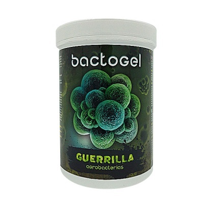 frasco plástico branco com rótulo preto e verde com texto Bactogel Guerrilla agrobacterias