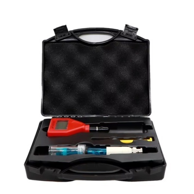 Estojo preto com medidor digital vermelho e eletrodo azul