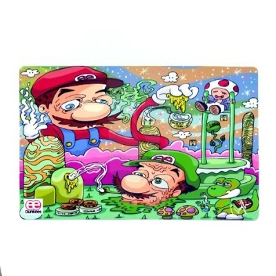 Ilustração colorida estilo cartoon de Mario e Luigi em ambiente surreal
