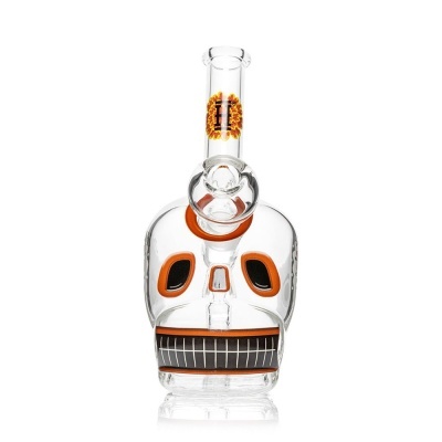 Bong de vidro transparente em forma de caveira com detalhes laranja e preto.