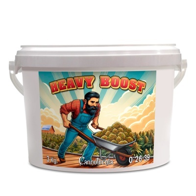 Balde branco com rótulo colorido mostrando homem com macacão empurrando carrinho cheio de plantas e texto HEAVY BOOST
