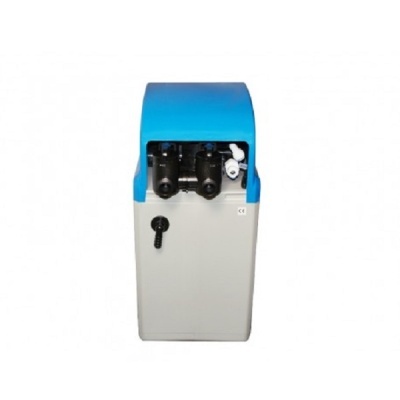 Equipamento de tratamento de água cinzento com tampa azul e componentes pretos