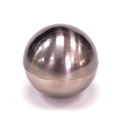 Esfera metálica prateada com linha de separação