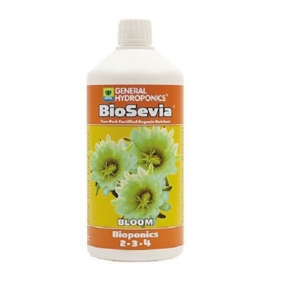 Frasco branco de fertilizante BioSevia com flores verdes na etiqueta