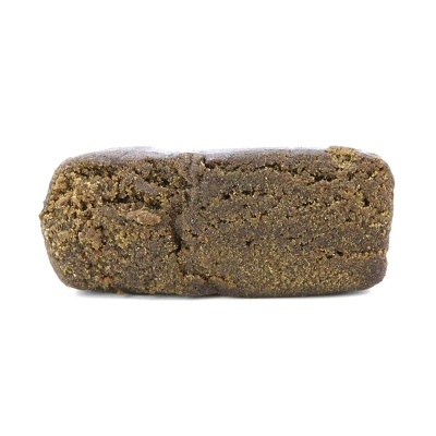 Bloco sólido castanho escuro com textura granulada em fundo branco