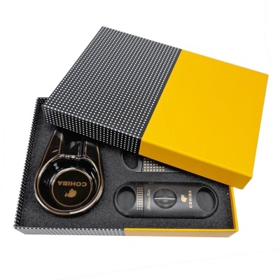Conjunto de fumador preto e amarelo com cinzeiro e cortadores de charuto