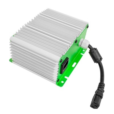 Dispositivo eletrónico com caixa metálica verde e branca e ligação elétrica preta