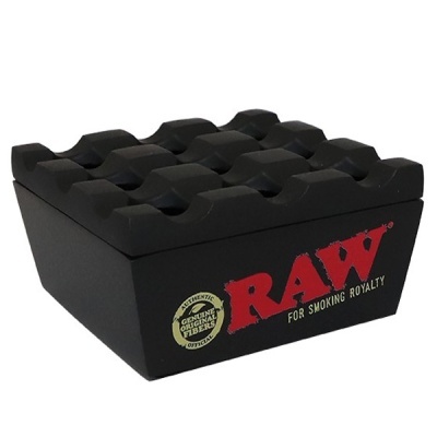 Cinzeiro preto RAW com texto e superfície moldada para apoio de cigarros