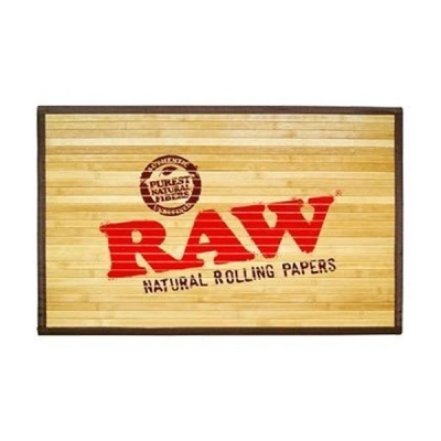 Embalagem de madeira clara com logótipo vermelho RAW e texto Natural Rolling Papers