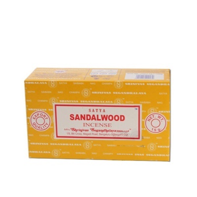 Embalagem amarela de incenso Satya Sandalwood com texto vermelho e branco
