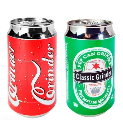 Dois moedores em forma de latas vermelha e verde