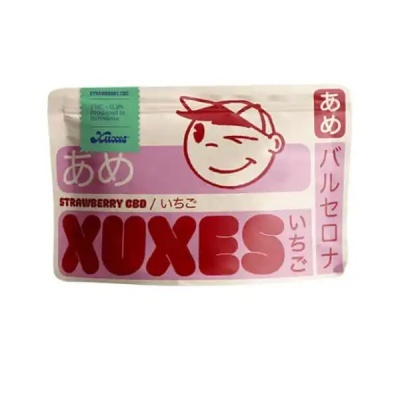 Pacote de doces XUXES sabor morango CBD com desenho de rosto sorridente em rosa e vermelho